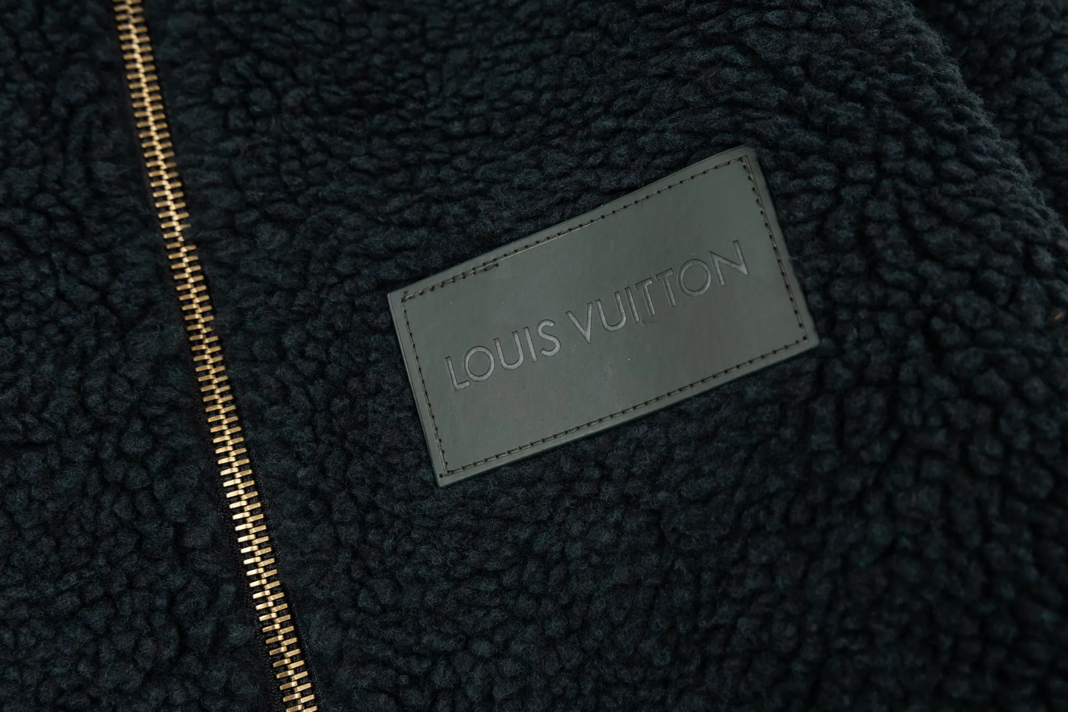 🅿️600 1v 26SS leather brand jacquard cuff Teddy jacket (green) The fabric is made of sheep wool blend, and the Damiel Buffalo plaid in the 2025 autumn and winter show is integrated with Monogram flowers, which can inject a trendy touch into the summer night look. Teddy fabric combines the durability of polyester, the softness and warmth of modacrylic fiber, and the natural comfort of sheep wool to create a highly practical fabric. Checkerboard checker-dyed wool lattice jacquard weaving. After weaving, the pieces are processed by various complex processes such as naps, carding, shearing, etc., to achieve a fluffy and dense texture that is not prone to lint and pilling. The fiber has high fiber strength and a smooth hand feel; the material has excellent rebound texture. Advanced dyeing knitted fabric, viscose fiber has high hygroscopicity, is easier to dye, and has better comfort. Cupro fiber has better abrasion resistance and fatigue resistance than viscose fiber, and has a higher water absorption than viscose fiber. It has a soft hand, soft luster and silky feel. Size:XS-S-M-L